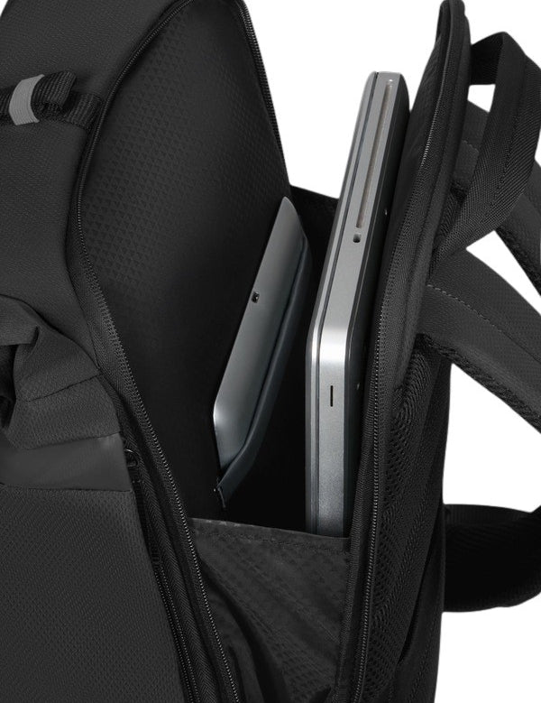 Dettaglio scomparto interno per laptop e tablet dello Zaino rolltop Samsonite Moderny, sicuro e imbottito.