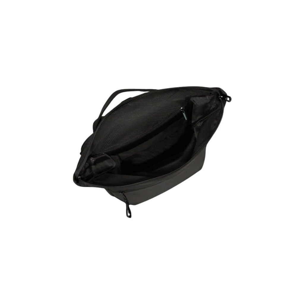 Interno dello Zaino rolltop Samsonite Moderny nero. La vista dall'alto mostra l'ampio scomparto e la tasca interna a rete con cerniera.