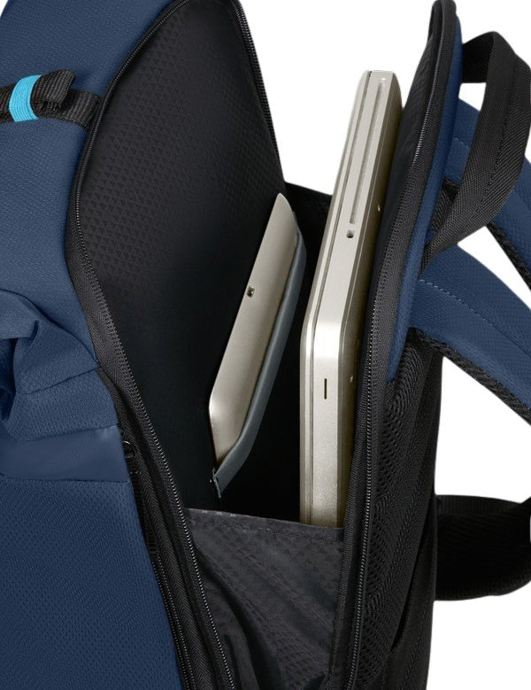 Dettaglio scomparto imbottito porta laptop e tablet dello Zaino rolltop Samsonite Moderny, perfetto per professionisti e studenti.