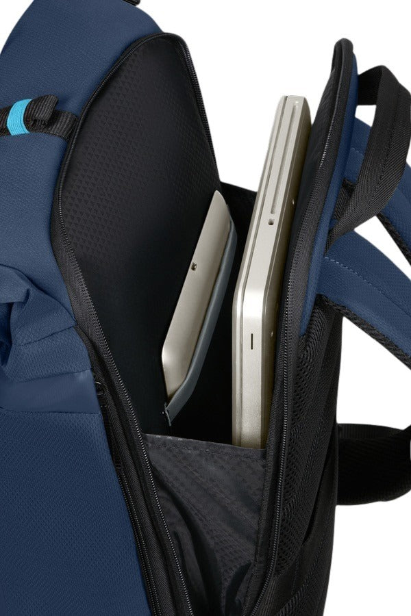 Dettaglio scomparto imbottito porta laptop e tablet dello Zaino rolltop Samsonite Moderny, perfetto per professionisti e studenti.