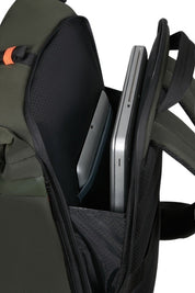 Dettaglio scomparto imbottito per laptop dello zaino rolltop samsonite Moderny di colore verde, con tablet inserito nella tasca.