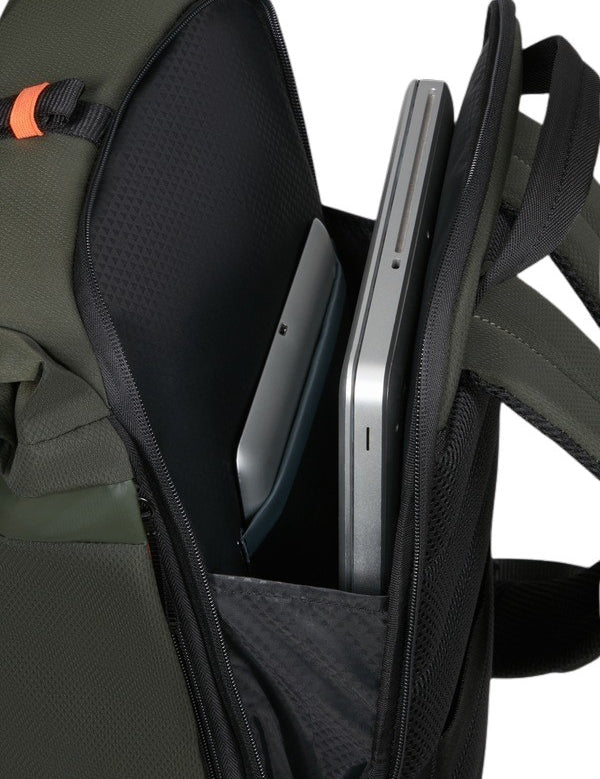 Dettaglio scomparto imbottito per laptop dello zaino rolltop samsonite Moderny di colore verde, con tablet inserito nella tasca.