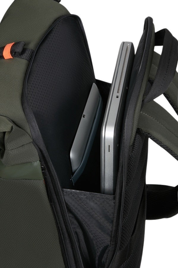 Dettaglio scomparto imbottito per laptop dello zaino rolltop samsonite Moderny di colore verde, con tablet inserito nella tasca.