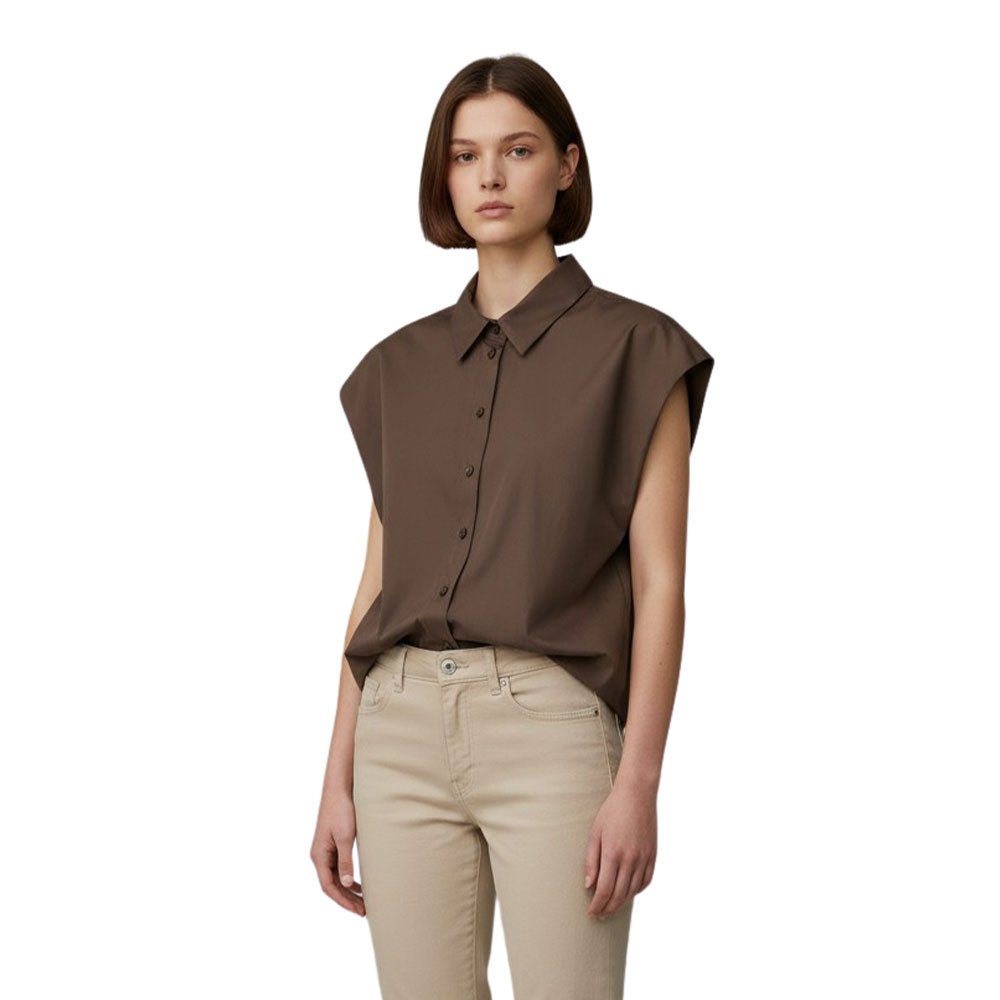 Modella con capelli corti che indossa la Camicia smanicata cotone Vicolo marrone, con colletto classico e bottoni frontali.