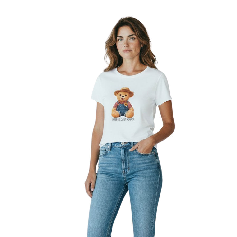 Modella indossa la T-shirt stampa orsetto bianca di Vicolo in cotone a manica corta con jeans, su sfondo bianco.