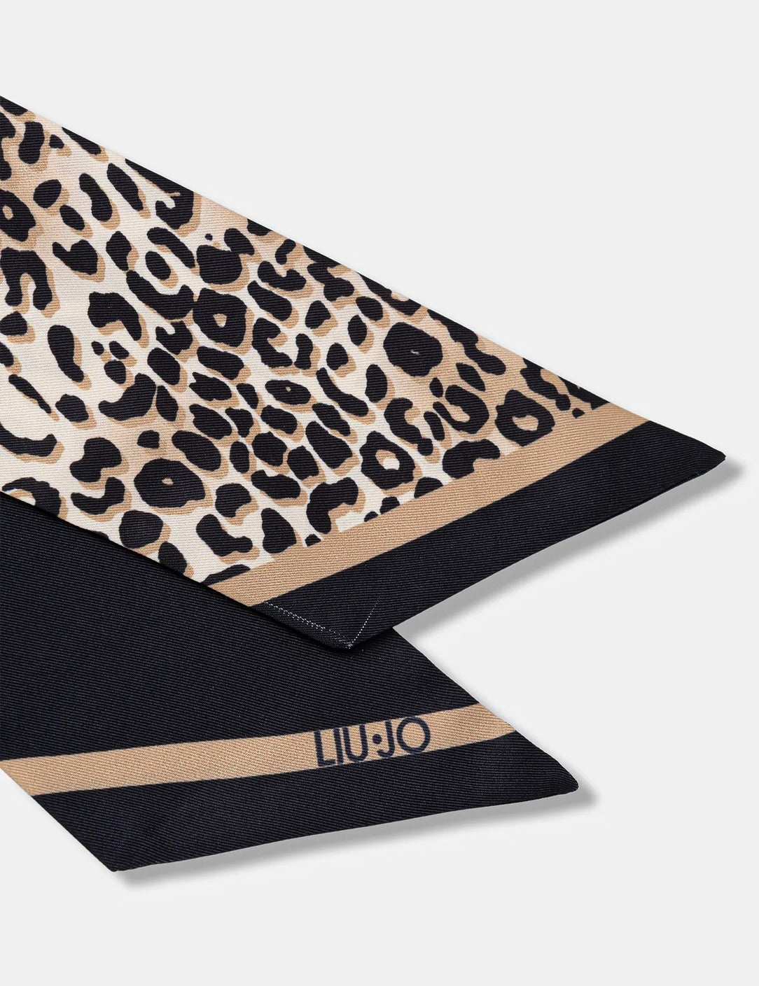Dettaglio del Foulard Liu Jo con stampa animalier leopardata e logo del brand in tessuto a maglia fine.