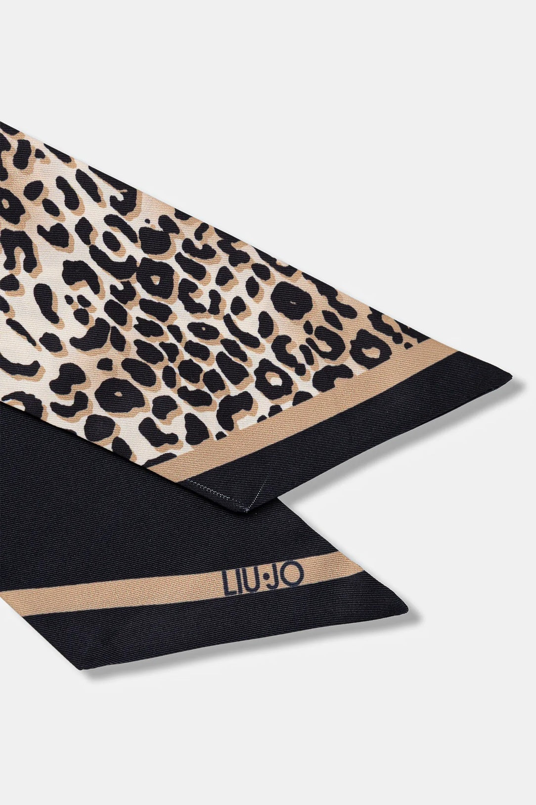 Dettaglio del Foulard Liu Jo con stampa animalier leopardata e logo del brand in tessuto a maglia fine.