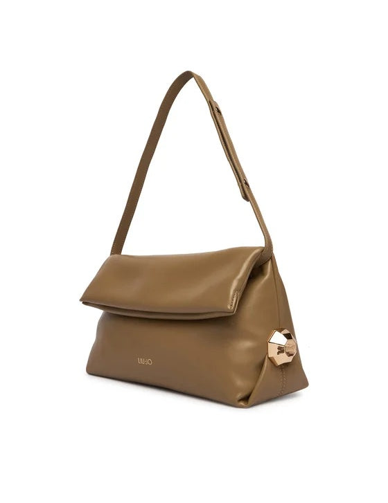 Borsa a spalla Liu Jo color cuoio vista di lato, con chiusura a patta, manico removibile e dettaglio gioiello dorato laterale.