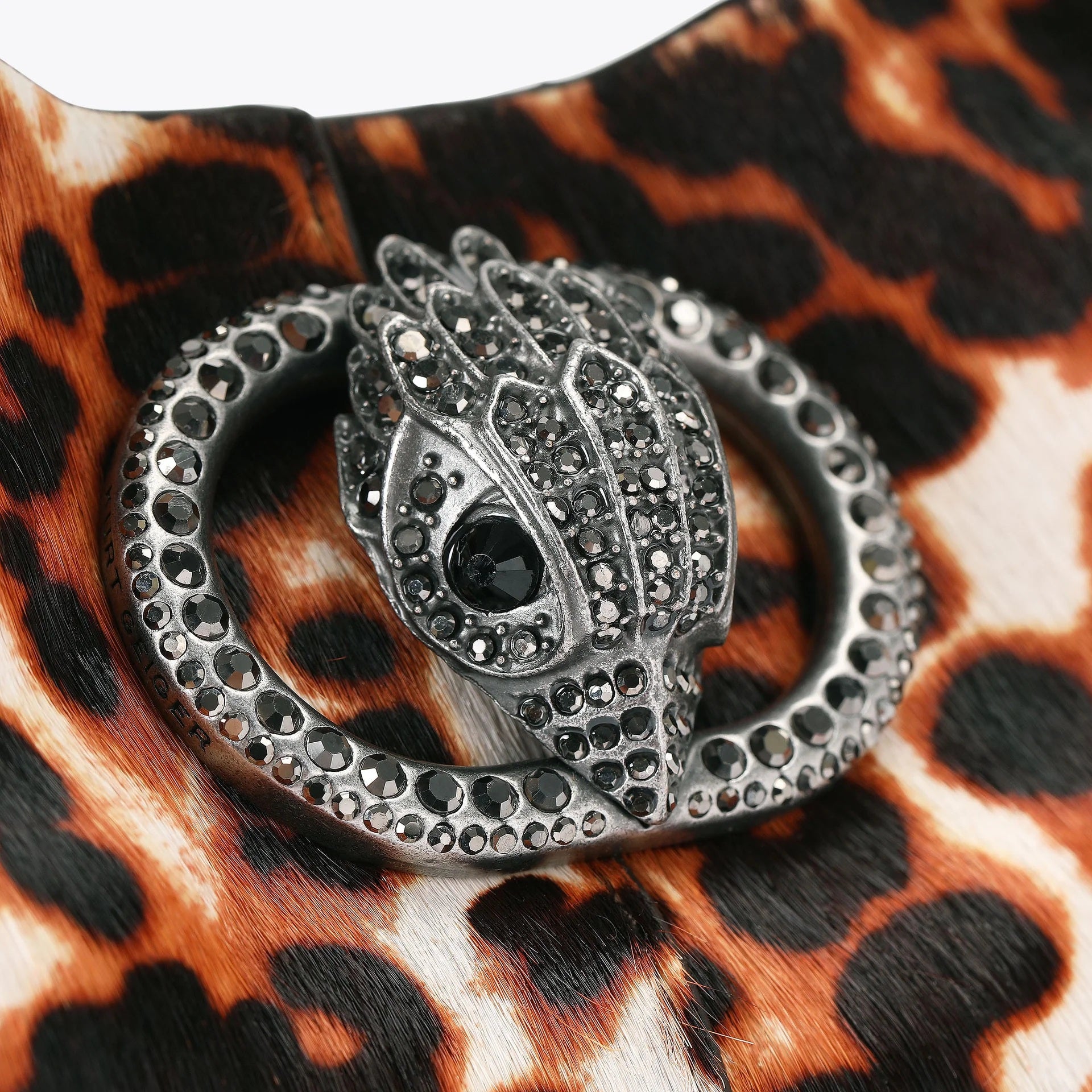 Borsa Chelsea Small Slouch Hobo in pelle di vitello con stampa leopardata Kurt Geiger