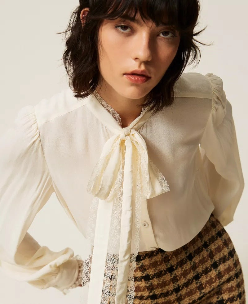Camicia in crêpe de Chine con fiocco Twinset