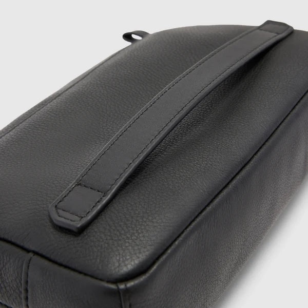 Piquadro Tebe leather clutch