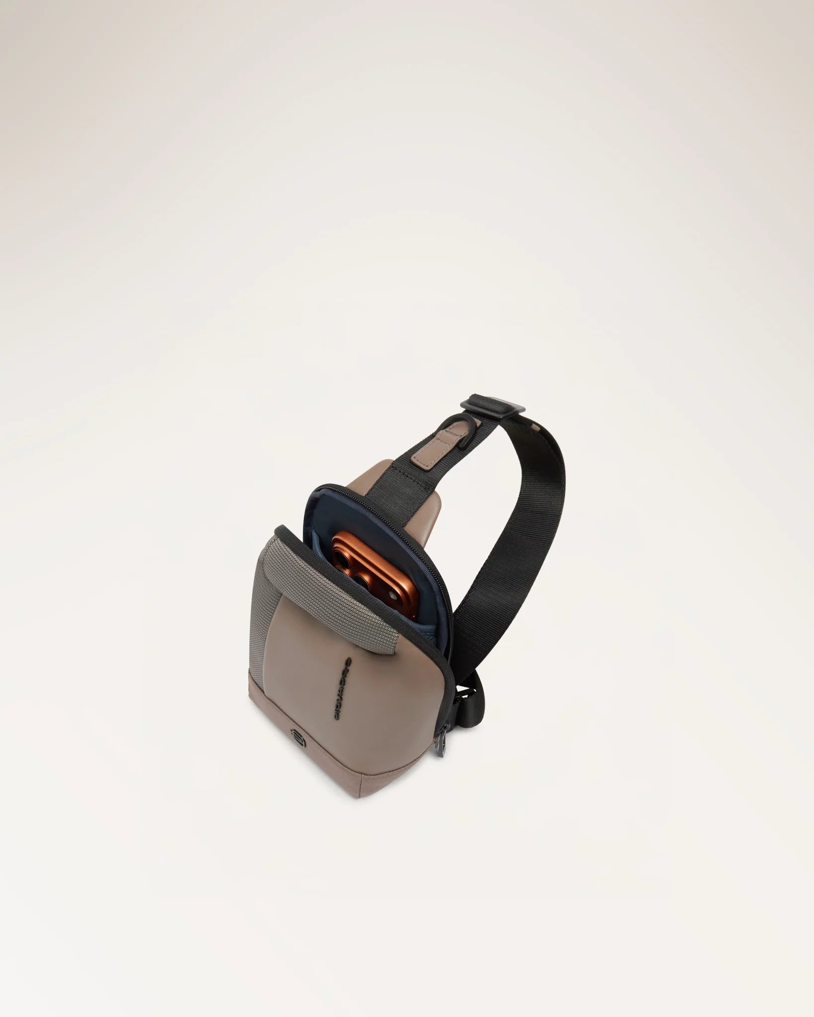 Porta smartphone SYNC in tessuto riciclato e pelle Piquadro
