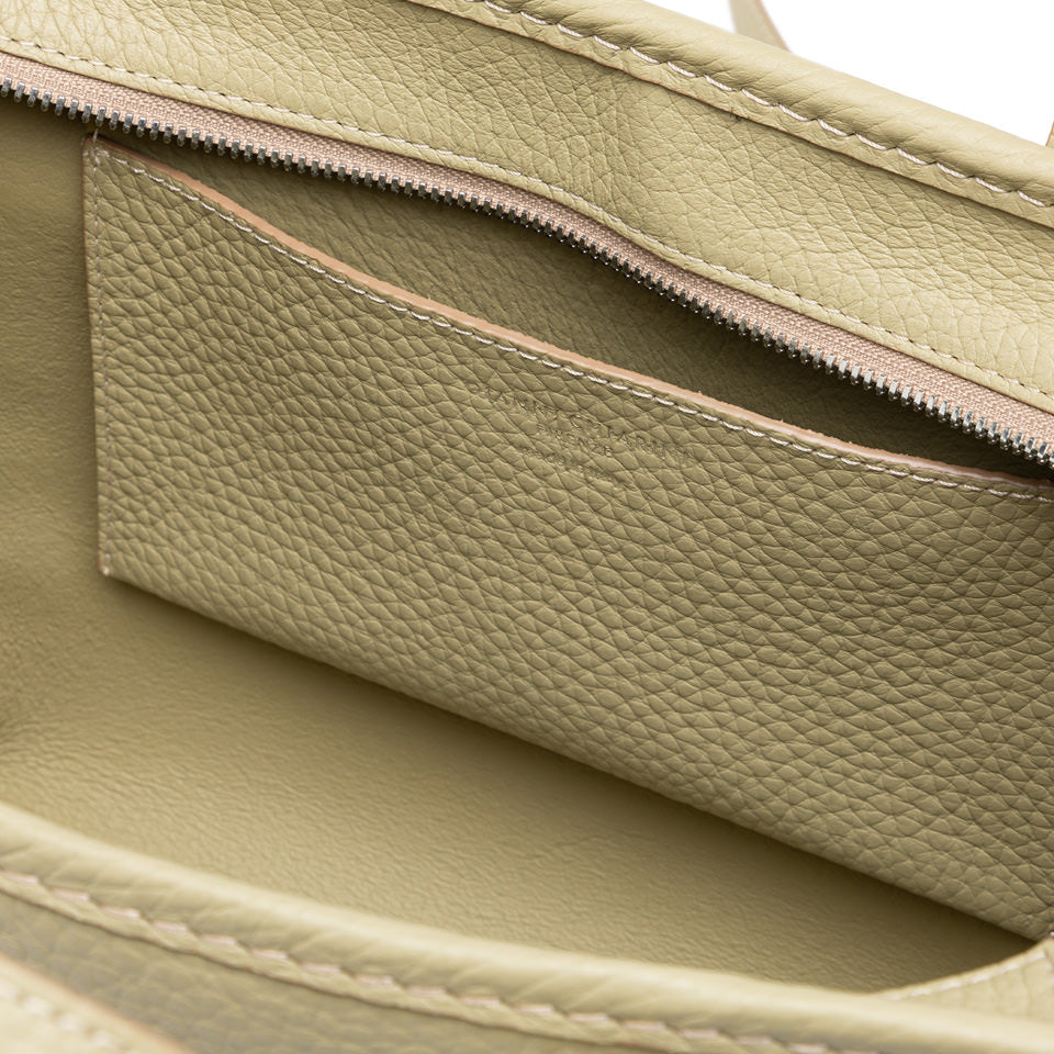 borsa-a-mano-gianni-chiarini-miss-marcella-32-verde-chiaro-pelle-grana-maxi-dettaglio-tasca-interna.jpg