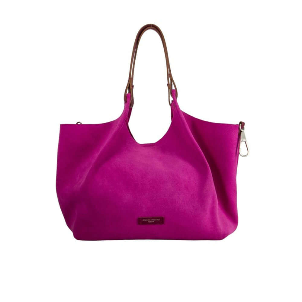 Borsa a spalla Dua Gianni Chiarini in pelle scamosciata fucsia con manici e profili in pelle martellata, vista frontale su fondo bianco.