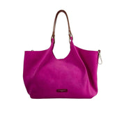 Borsa a spalla Dua Gianni Chiarini in pelle scamosciata fucsia con manici e profili in pelle martellata, vista frontale su fondo bianco.