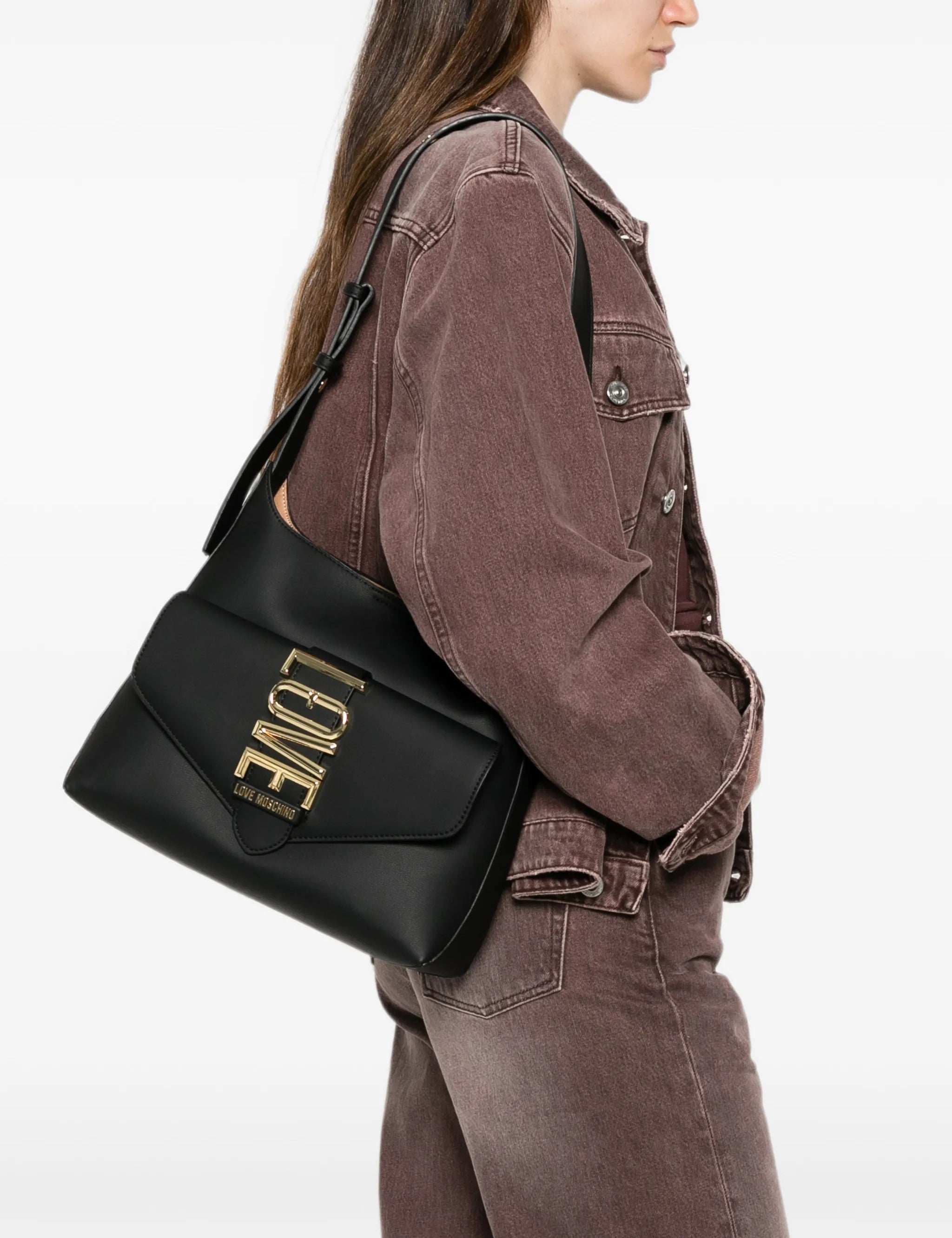 borsa-a-spalla-love-moschino-in-ecopelle-nera-indossata.jpg