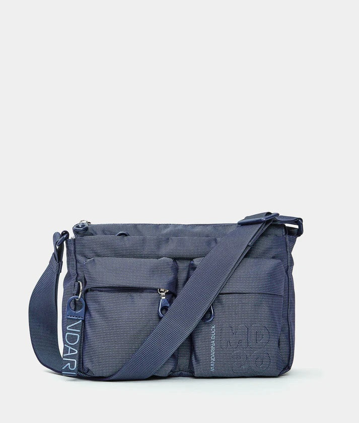 Mandarina Duck Borsa Crossover MD20 in black leather, stylish shoulder bag with adjustable strap for women.