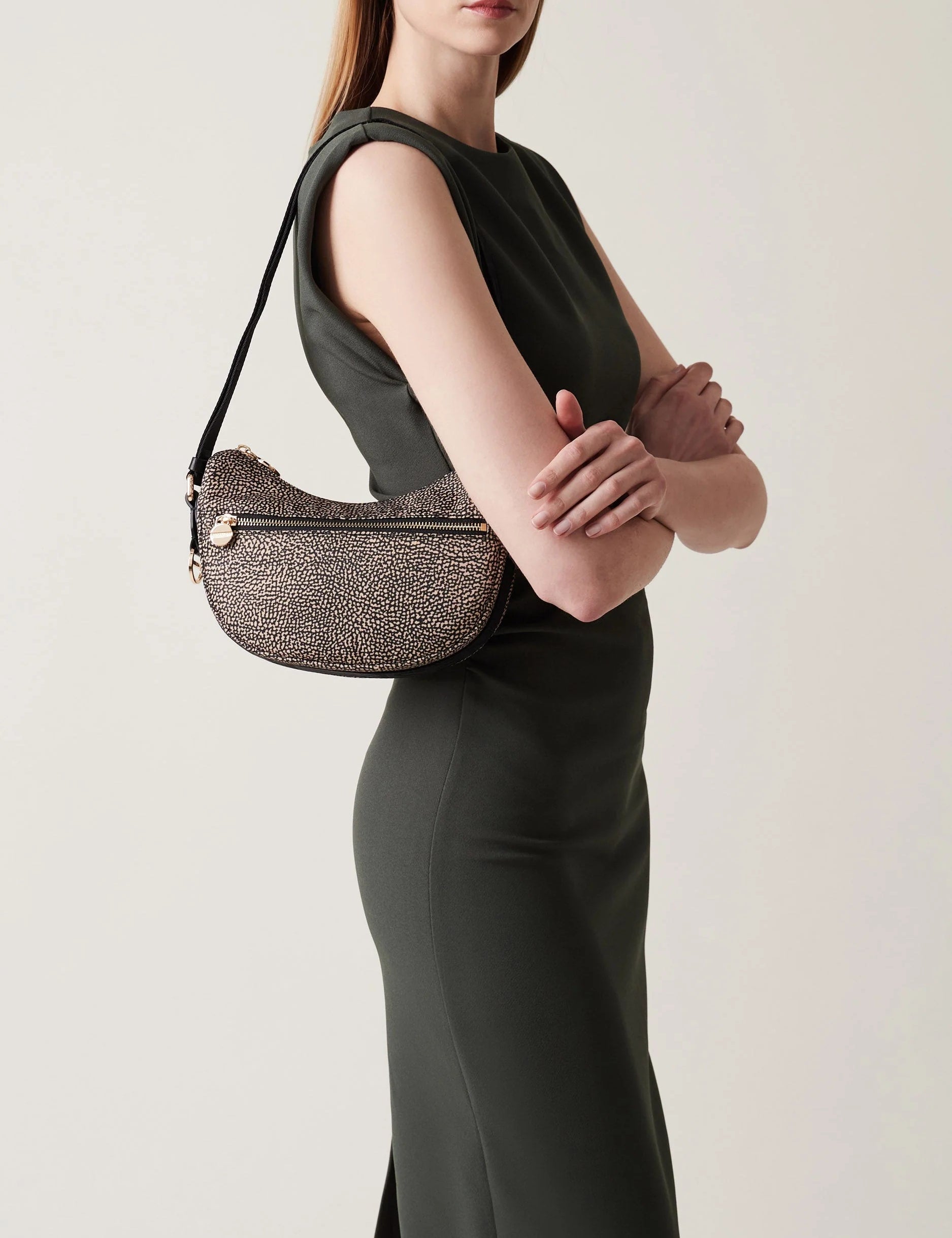 borsa-luna-bag-mini-borbonese-eco-line-stampa-op-nero-marrone-tessuto-riciclato-tracolla-indossata.jpg