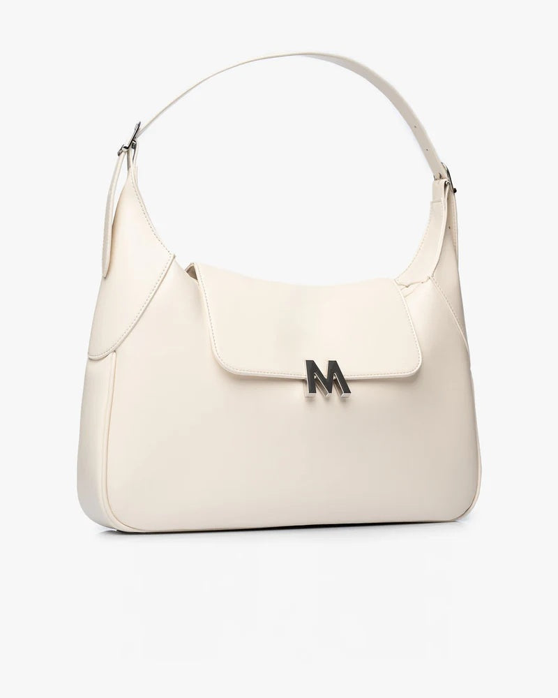 Borsa hobo pelle vegana The Vanilla Hobo di Mabash color panna, con manico regolabile e logo M frontale in finitura argentata.