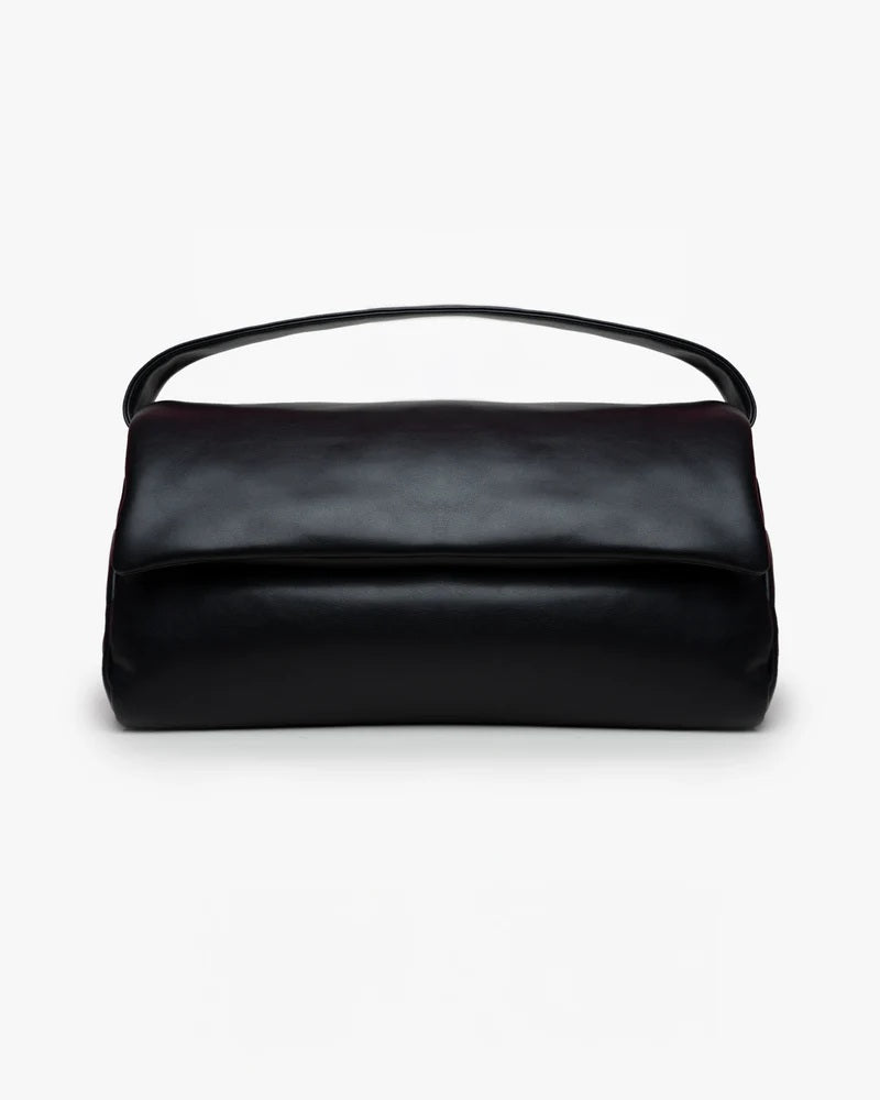 Borsa puffy Mabash The Cuti Mega in pelle vegana nera, vista frontale con manico e chiusura a patta magnetica su sfondo bianco.