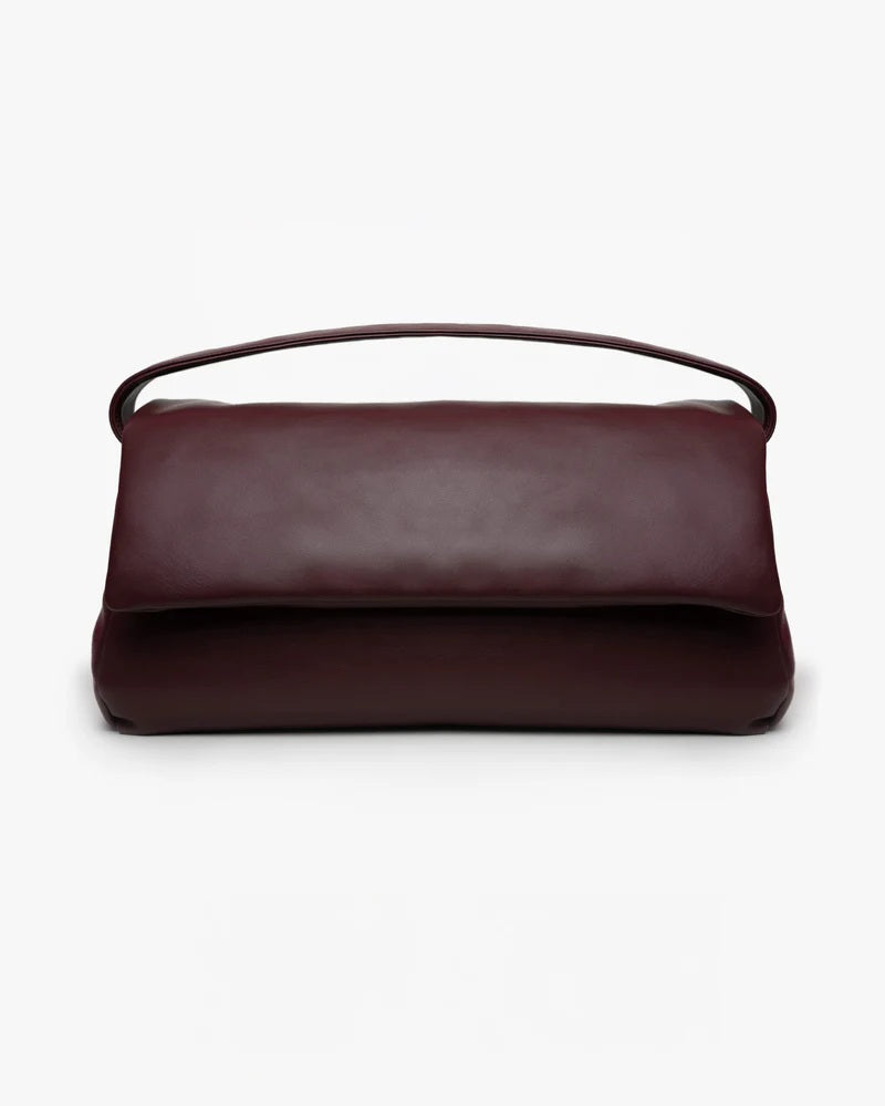 Borsa Puffy Mabash in morbida pelle vegana color bordeaux con manico e chiusura a patta, vista frontale su sfondo bianco.