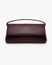 Borsa Puffy Mabash in morbida pelle vegana color bordeaux con manico e chiusura a patta, vista frontale su sfondo bianco.