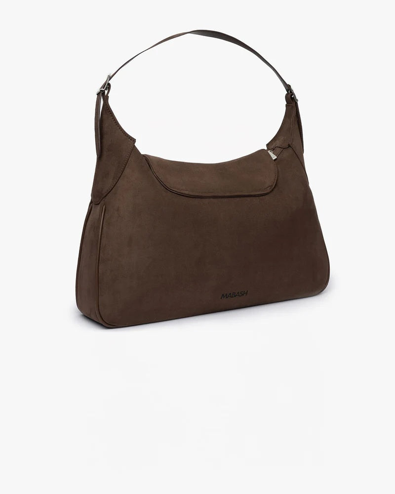 Borsa in pelle scamosciata vegana The Choco Hobo di Mabash color cioccolato, vista di tre quarti su sfondo bianco.