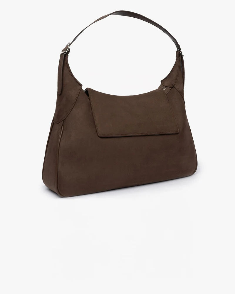 Borsa The Choco Hobo Mabash, una Borsa in pelle scamosciata vegana color cioccolato con manico regolabile e chiusura a patta.