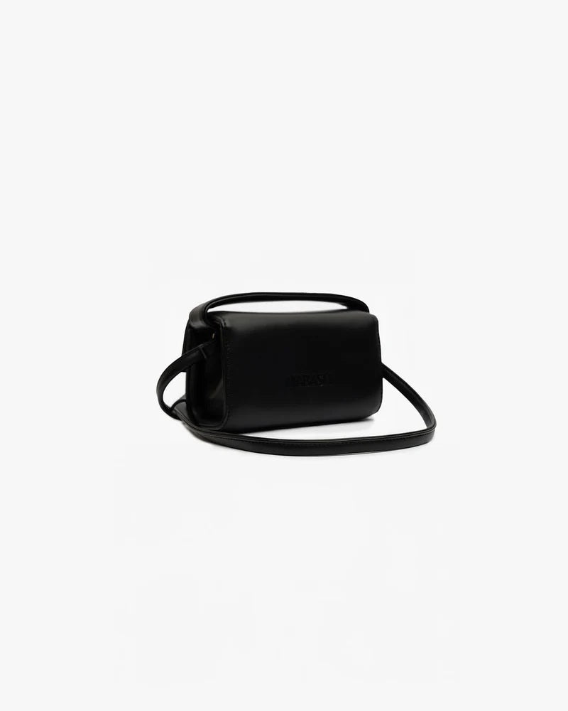 Borsa in pelle vegana nera, modello The Cuti Baby OG Mabash, con manico e tracolla staccabile, vista di lato su sfondo bianco.