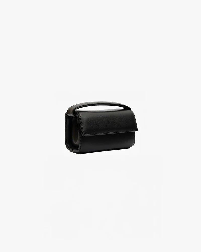 Borsa The Cuti Baby OG Mabash nera, una Borsa in pelle vegana dal design strutturato con manico superiore e chiusura con patta.