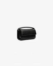 Borsa The Cuti Baby OG Mabash nera, una Borsa in pelle vegana dal design strutturato con manico superiore e chiusura con patta.