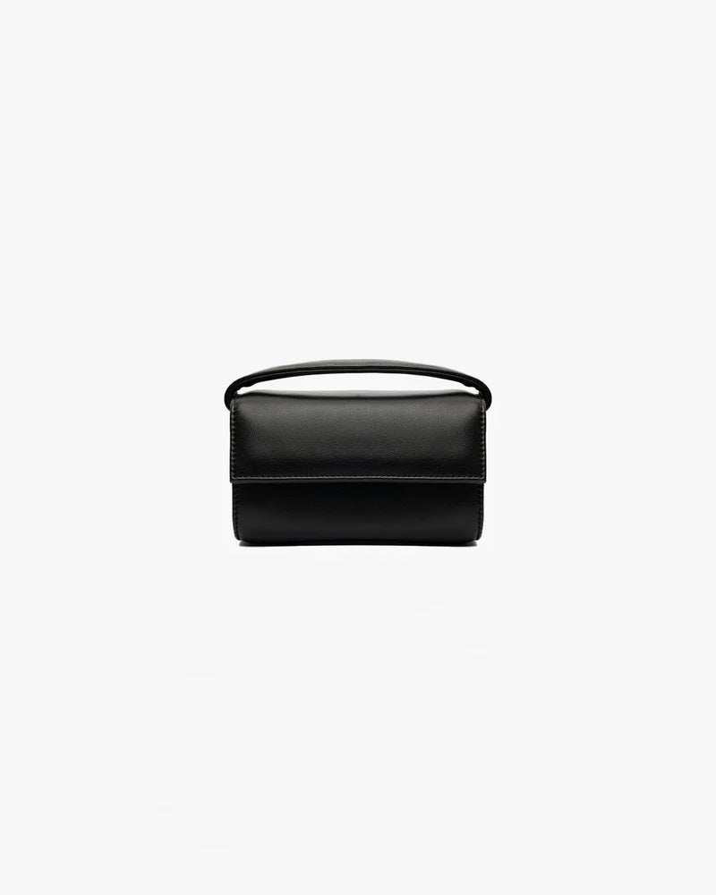 Borsa in pelle vegana nera The Cuti Baby OG Mabash con manico e chiusura a patta, vista frontale su sfondo bianco.
