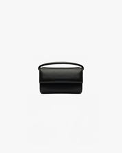 Borsa in pelle vegana nera The Cuti Baby OG Mabash con manico e chiusura a patta, vista frontale su sfondo bianco.