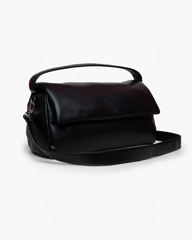 Borsa puffy Mabash nera in pelle vegana modello The Cuti Mega con manico e tracolla staccabile, vista di tre quarti.
