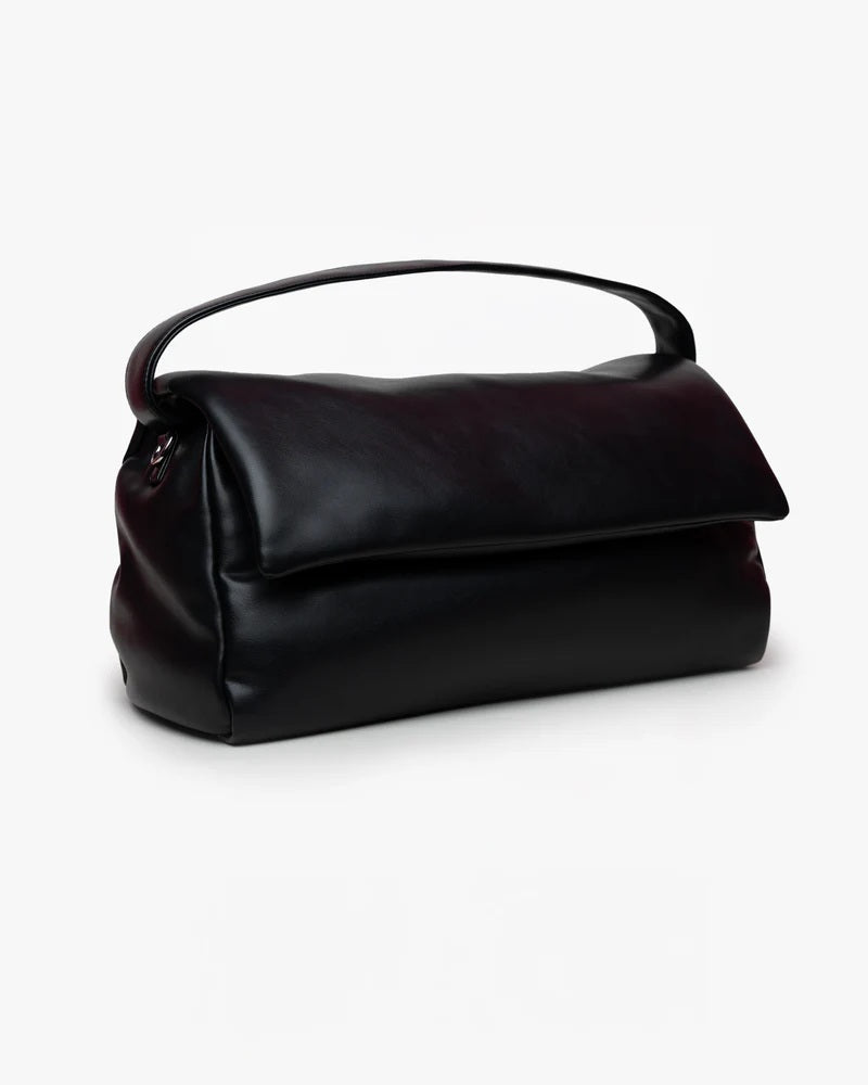 Borsa puffy Mabash The Cuti Mega nera in pelle vegana con manico superiore e chiusura con patta magnetica.