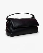 Borsa puffy Mabash The Cuti Mega nera in pelle vegana con manico superiore e chiusura con patta magnetica.