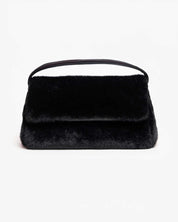 Borsa The Furry Puffy Mega Mabash nera, un'elegante Borsa in ecopelliccia con manico e patta frontale, fotografata su sfondo bianco.