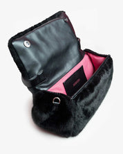 Borsa in ecopelliccia nera The Furry Puffy Mega Mabash aperta che mostra l'interno rosa shocking e la tasca interna con logo.