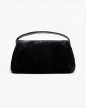 Borsa in ecopelliccia nera modello The Furry Puffy Mega Mabash con manico e tracolla removibile su sfondo bianco.