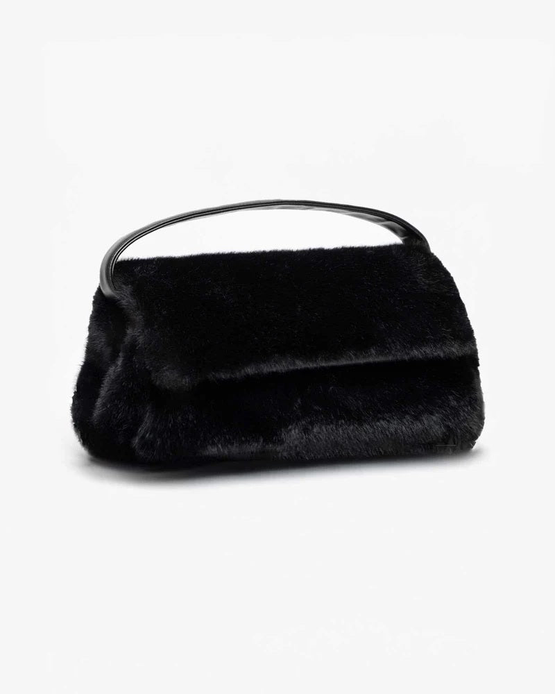 Borsa in ecopelliccia nera The Furry Puffy Mega Mabash con manico rigido e chiusura con patta, fotografata su sfondo bianco.