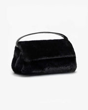 Borsa in ecopelliccia nera The Furry Puffy Mega Mabash con manico rigido e chiusura con patta, fotografata su sfondo bianco.
