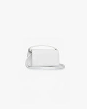 Borsa pelle vegana verniciata The Latte Baby OG Mabash bianca, con manico e tracolla staccabile su sfondo bianco.