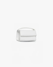 Borsa The Latte Baby OG Mabash bianca con manico superiore. Un'elegante Borsa pelle vegana verniciata fotografata su sfondo bianco.