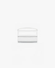 Borsa pelle vegana verniciata bianca The Latte Baby OG con manico superiore e chiusura a patta, vista frontale su sfondo bianco.