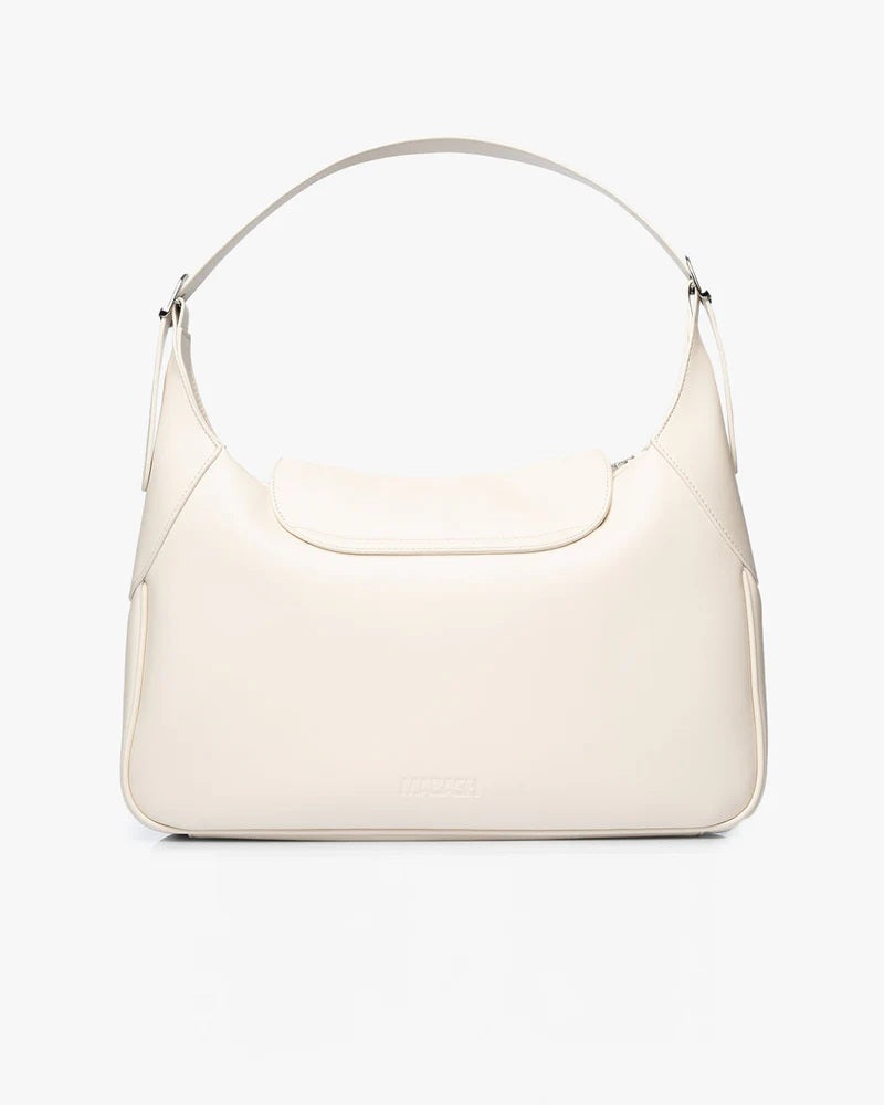 Borsa hobo pelle vegana color vaniglia, modello The Vanilla Hobo di Mabash, con manico regolabile e chiusura a patta vista frontalmente.
