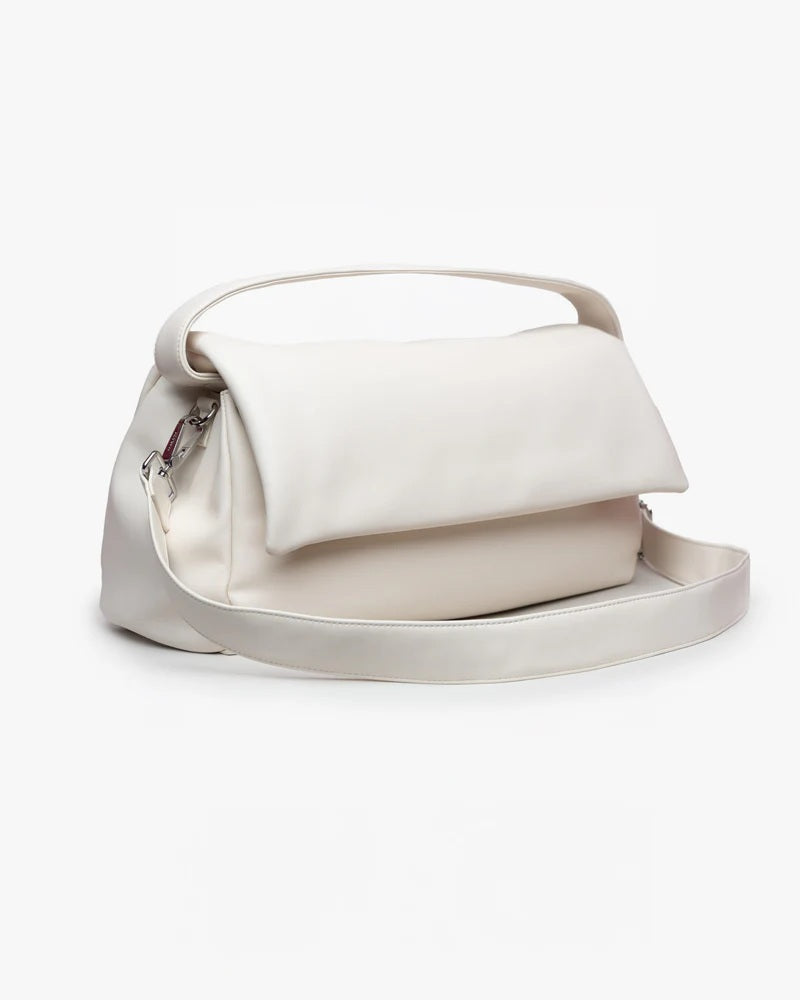 Borsa puffy Mabash The Vanilla in pelle vegana color bianco panna, con manico superiore e tracolla staccabile, su sfondo bianco.