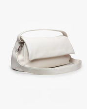 Borsa puffy Mabash The Vanilla in pelle vegana color bianco panna, con manico superiore e tracolla staccabile, su sfondo bianco.