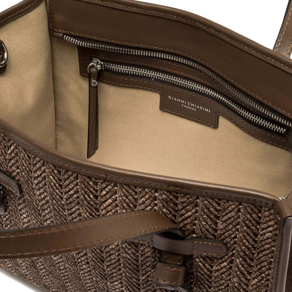 borsa-miss-marcella-32-gianni-chiarini-marrone-paglia-pelle-dettaglio-interno-tasca-zip.jpg