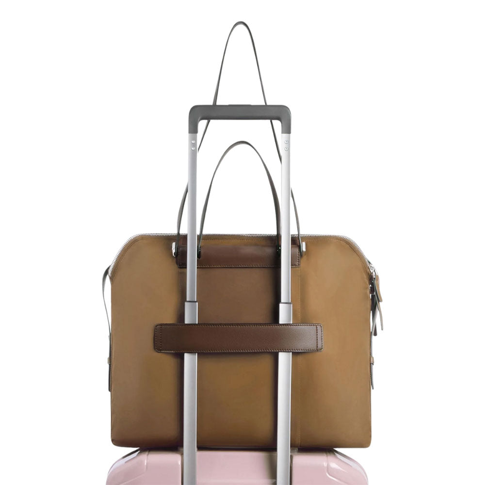 borsa-porta-pc-14-lyra-piquadro-marrone-in-tessuto-riciclato-con-dettagli-pelle-e-sistema-aggancio-trolley.jpg