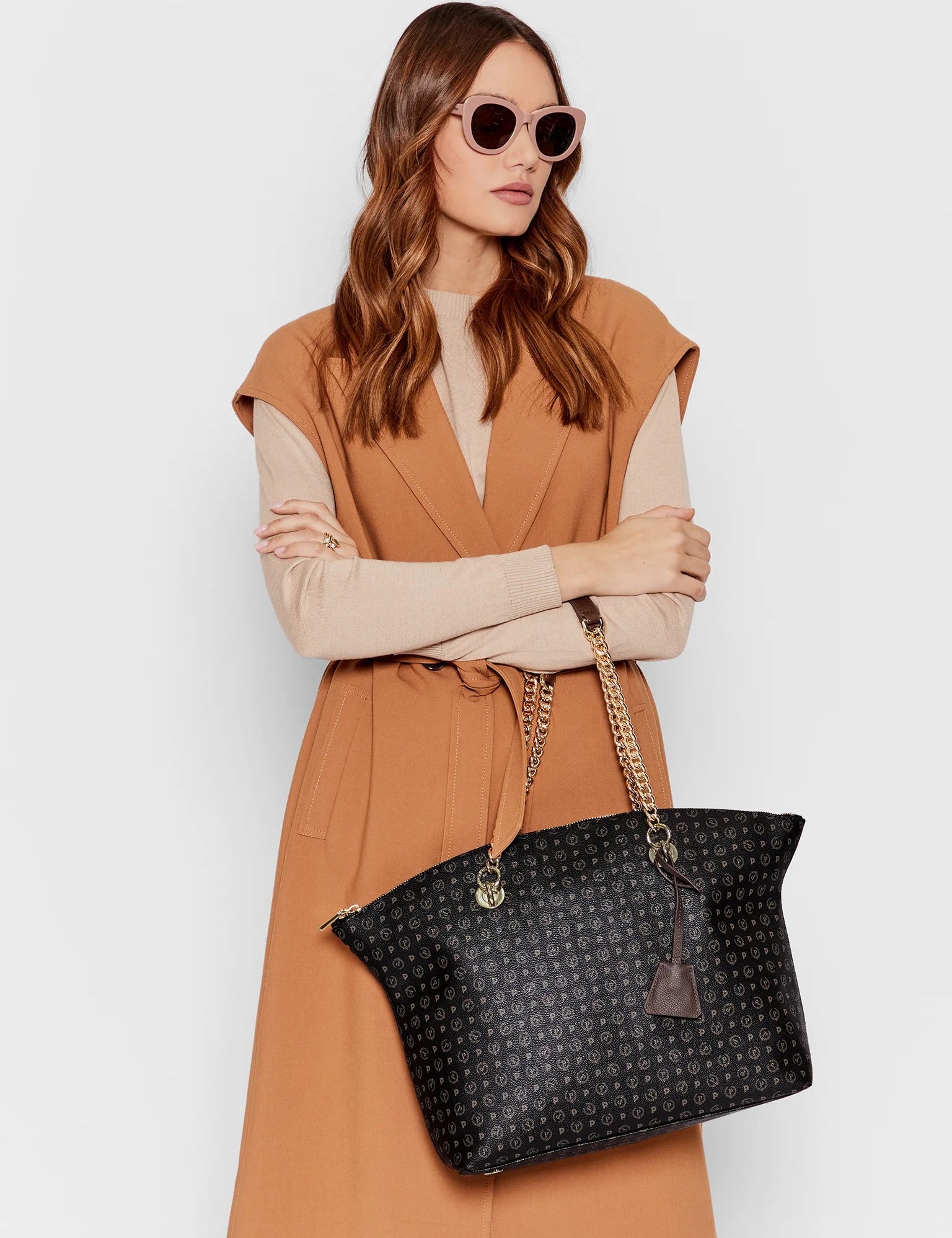 borsa-shopping-heritage-pollini-nera-monogram-indossata-con-modella.jpg